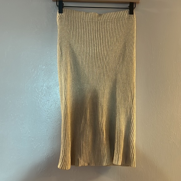 St. John Collection by Marie Gray Gold Ribbed Skirt Size 4 (Small)